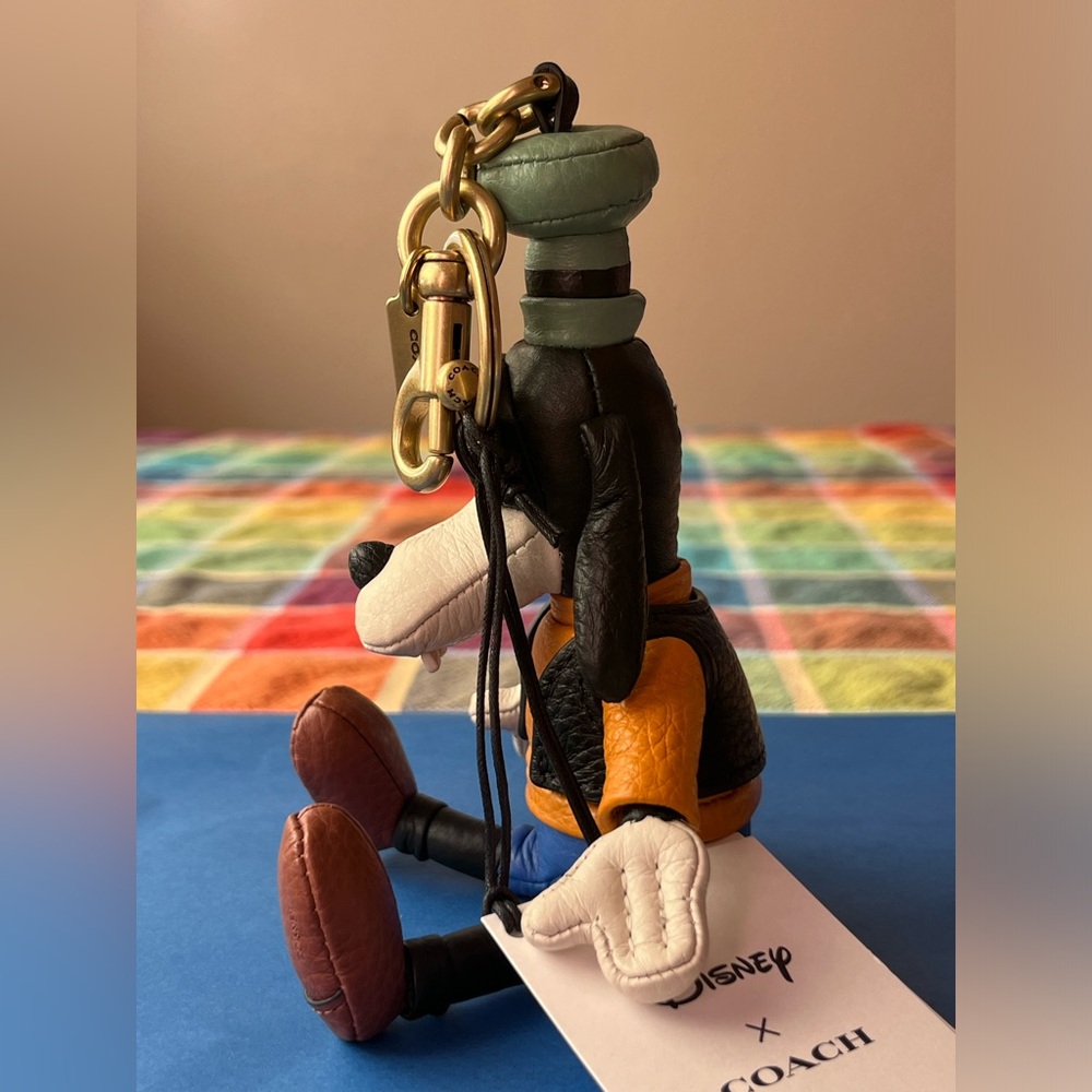 ๐ถ DISNEY X COACH GOOFY BAG CHARM-KEYCHAIN ๐ถ NWT ๐ถ - Picture 7 of 16